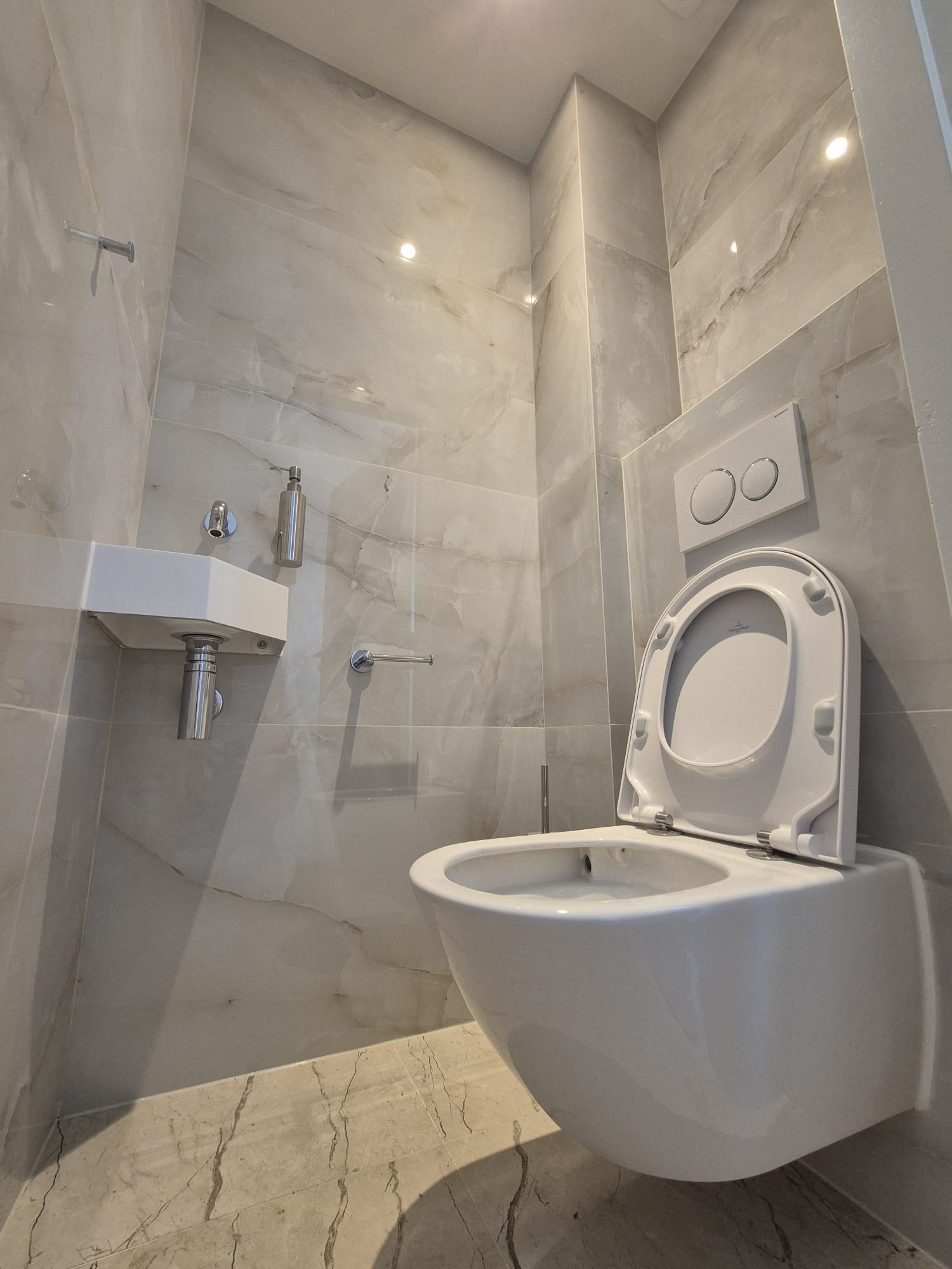 Compact toilet met marmeren afwerking in kleine ruimte